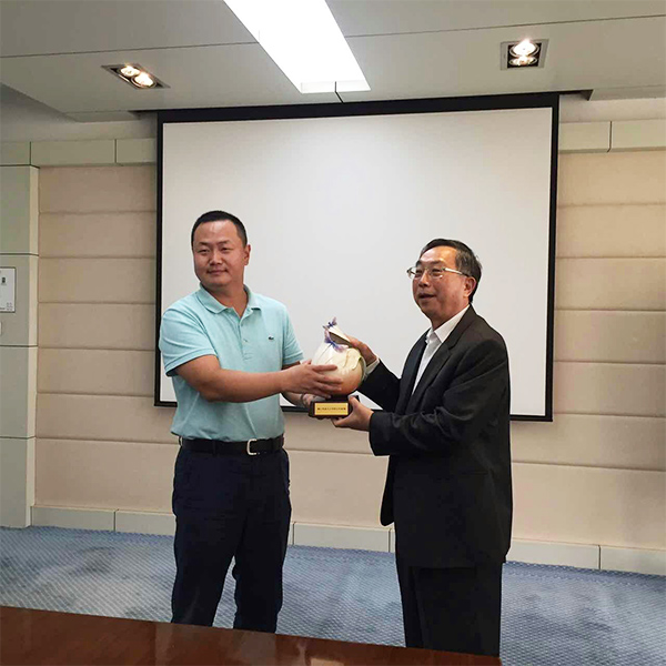 歌爾股份副董事長、總裁姜龍先生與奇美許春華董事長互贈禮品