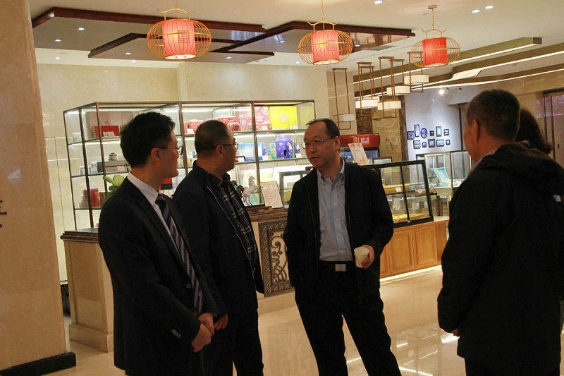 公司王東總經(jīng)理就塑料改性問題向張錦院士請(qǐng)教