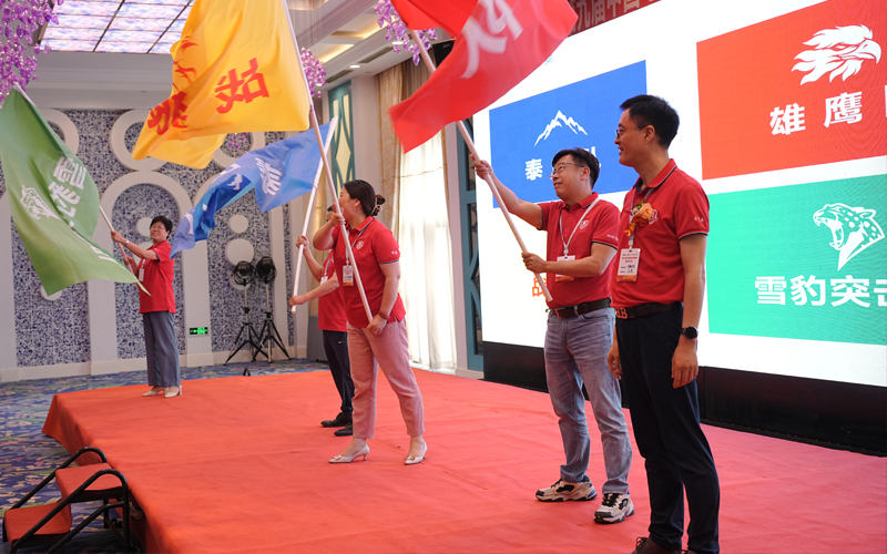 第九屆牛商爭(zhēng)霸賽山東戰(zhàn)區(qū)指導(dǎo)員、山東牛商匯會(huì)長(zhǎng)、青島中新華美總經(jīng)理王東先生為山東戰(zhàn)區(qū)各戰(zhàn)隊(duì)授戰(zhàn)旗