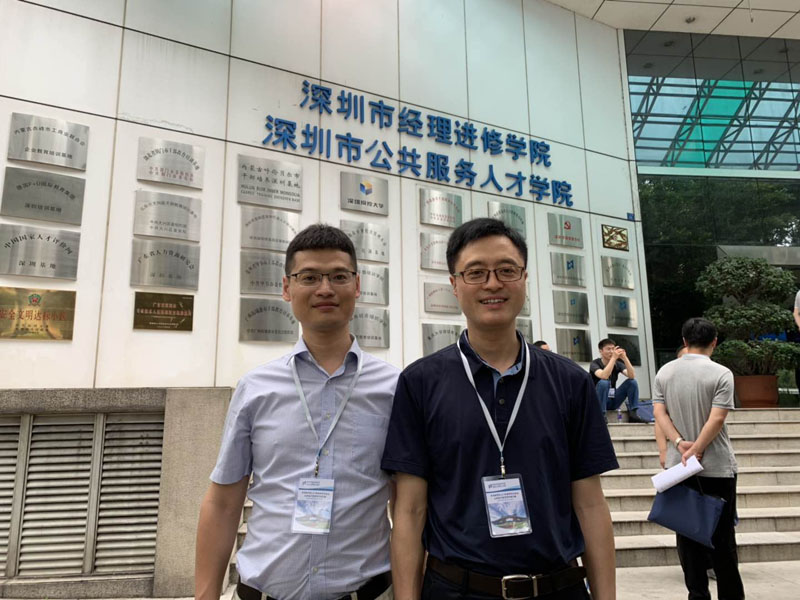中新華美總經(jīng)理王東先生應(yīng)青島城陽(yáng)區(qū)政府科技局邀請(qǐng)到深圳參加經(jīng)理進(jìn)修學(xué)習(xí)，與青島順威總經(jīng)理謝峰先生合影留念