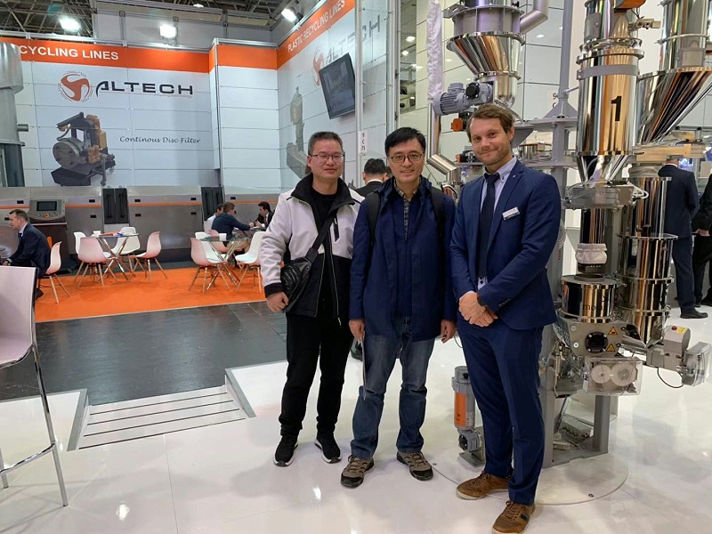 中新華美總經(jīng)理王東先生、生產(chǎn)技術(shù)部郭彬副經(jīng)理同設(shè)備供應(yīng)商交流