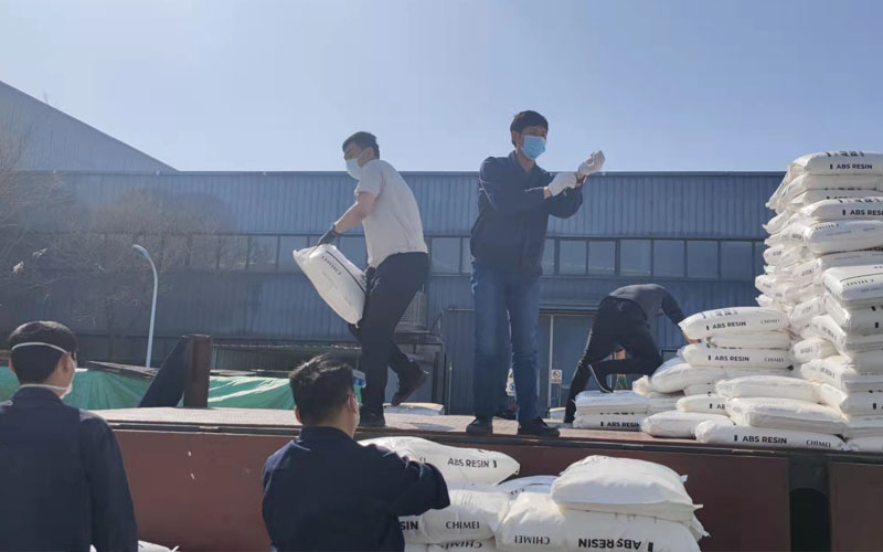 為落實(shí)封閉式管理，謝絕了外包裝卸隊(duì)入場(chǎng)，3月14日青島中新華美總經(jīng)理助理韓學(xué)林、張彩城親自帶領(lǐng)同事裝卸物料200余噸