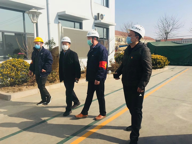 街道有關(guān)領(lǐng)導(dǎo)，深入一線，來到青島中新華美檢查復(fù)工有關(guān)情況