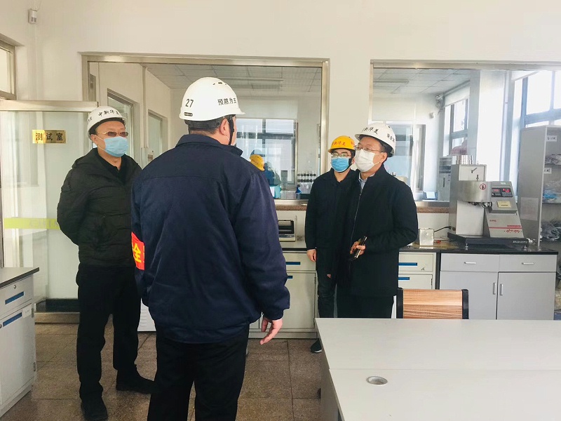 街道有關(guān)領(lǐng)導(dǎo)，深入一線，來到青島中新華美檢查復(fù)工有關(guān)情況