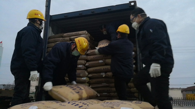 公司領(lǐng)導(dǎo)等在青同事，自發(fā)卸貨--中新華美改性塑料