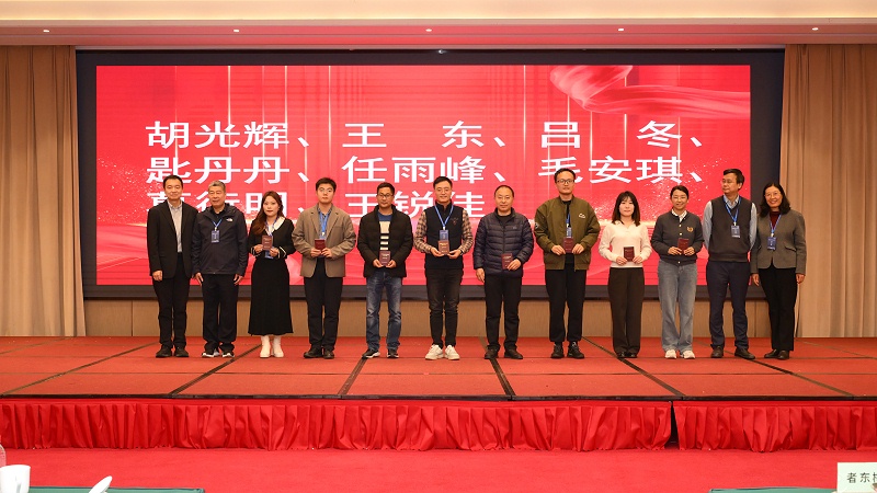 青島中新華美塑料有限公司總經(jīng)理王東等三人被聘請為副主任委員和委員。