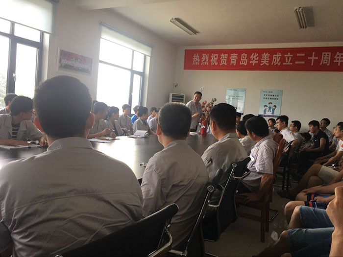 副總經(jīng)理張炳訓(xùn)現(xiàn)場操作示范滅火器的使用方法