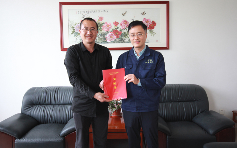 城陽區(qū)紅十字會副會長修玉義為中新華美總經理王東頒發(fā)光榮冊