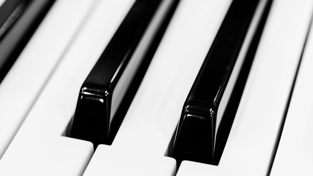鋼琴鍵為何選擇高光黑ABS材料？揭秘其背后的性能優(yōu)勢(shì)