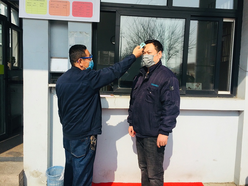 進(jìn)入公司人員進(jìn)行嚴(yán)密測(cè)溫、消毒