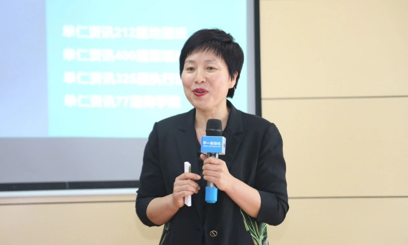 （青島牛商匯執(zhí)行會長、諸城市宏利圣得環(huán)?？萍加邢薰究偨?jīng)理-李秀梅做分享）