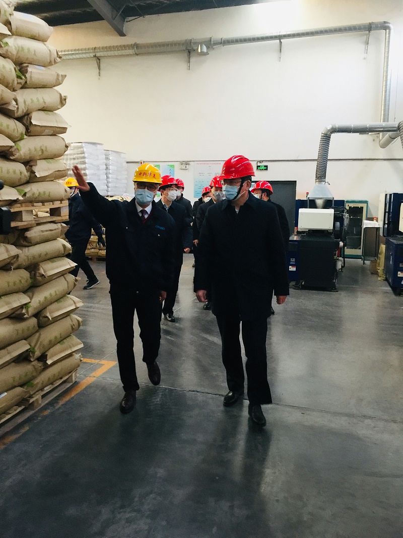 青島市委常委、統(tǒng)戰(zhàn)部部長(zhǎng)王久軍、市委臺(tái)港澳辦主任紀(jì)家棟、城陽(yáng)區(qū)區(qū)長(zhǎng)解宏勁、區(qū)委常委、統(tǒng)戰(zhàn)部部長(zhǎng)高尚倫一行蒞臨我司考察