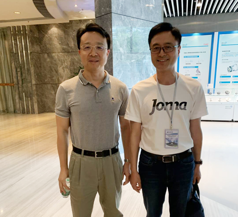 中新華美總經(jīng)理王東先生并與大族激光科技產(chǎn)業(yè)集團(tuán)股份有限公司董事長(zhǎng)助理、監(jiān)事會(huì)主席王磊先生進(jìn)行合影留念。