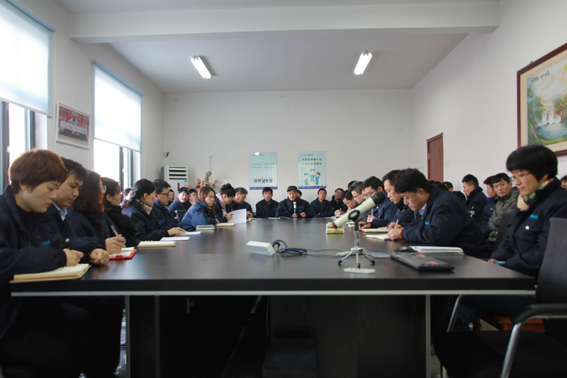 公司總經(jīng)理王東先生強(qiáng)調(diào)公司要對每一位員工負(fù)責(zé)、對公司負(fù)責(zé)，公司要安全生產(chǎn)，各個(gè)工段不違規(guī)操作，以及可能存在的安全隱患，安全第一。