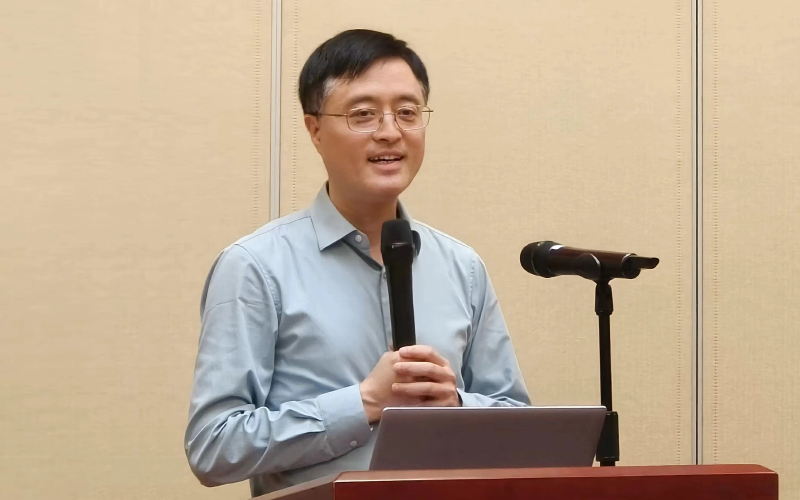 《塑料工業(yè)》理事會(huì)副理事長(zhǎng)、第10屆編委會(huì)編委、青島中新華美總經(jīng)理王東