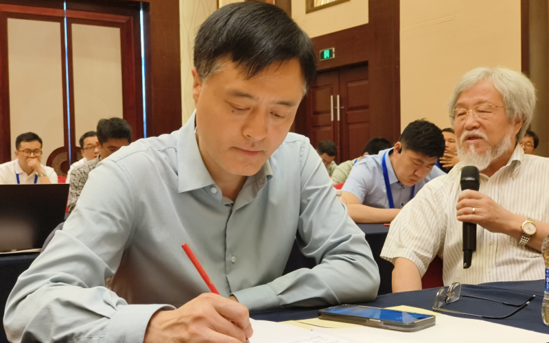 《塑料工業(yè)》理事會(huì)副理事長(zhǎng)、第10屆編委會(huì)編委、青島中新華美總經(jīng)理王東