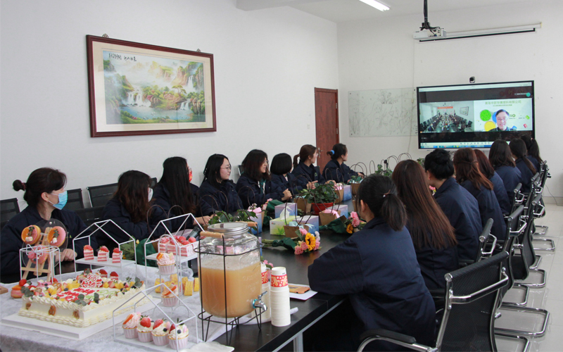 公司王東總經(jīng)理在隔離期間依舊不忘給大家準(zhǔn)備節(jié)日禮物、送上祝福！