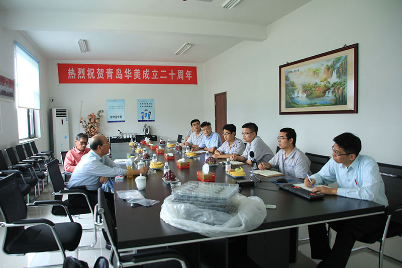 公司副董事長、臺灣奇美研發(fā)總處薛東弼副總經(jīng)理做技術(shù)指導(dǎo)