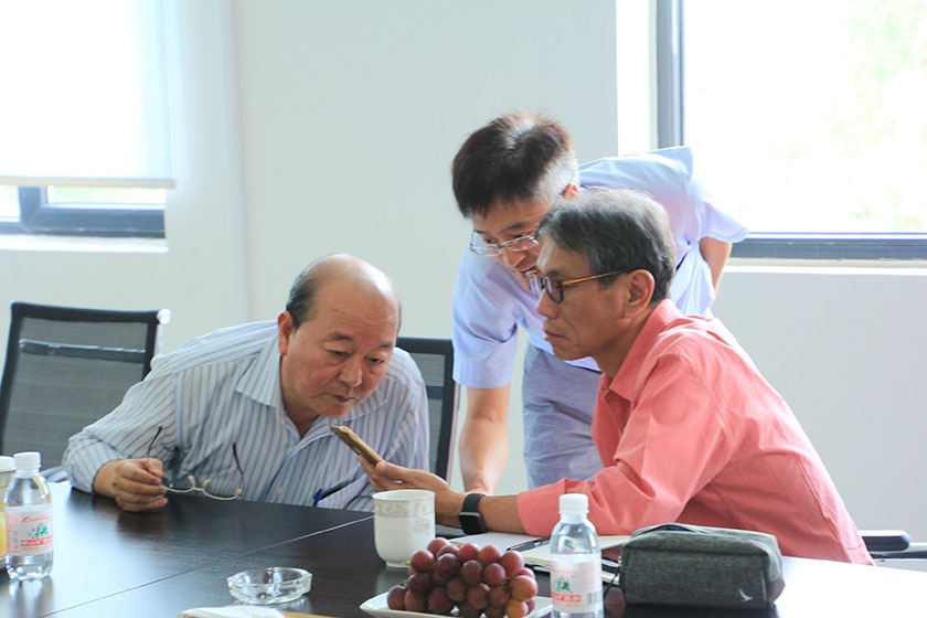 公司副董事長、臺灣奇美研發(fā)總處薛東弼副總經(jīng)理做技術(shù)指導(dǎo)