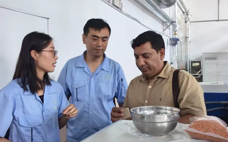 國(guó)外客戶(hù)參觀研發(fā)車(chē)間